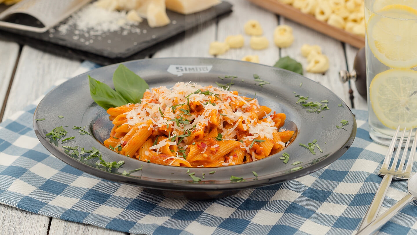 Acılı Domates Soslu Penne